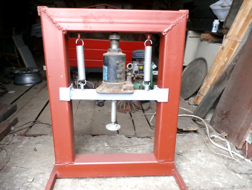 Lò xo được sử dụng để hoàn thiện cửa đảm bảo hoạt động của chùm hỗ trợ có thể đặt lại của cơ cấu quay trở lại Lò xo được sử dụng để hoàn thiện cửa đảm bảo hoạt động của chùm hỗ trợ có thể đặt lại của cơ cấu quay trở lại