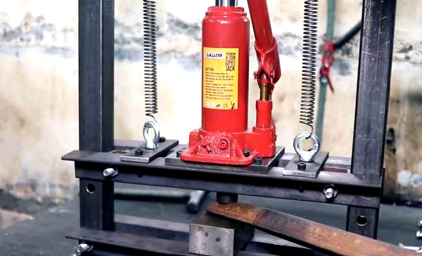 Vật liệu cho giá đỡ và giường phải được lựa chọn với độ an toàn, điều này sẽ loại trừ thiệt hại cho máy ép khi tác động nhiều áp lực Vật liệu cho giá đỡ và giường phải được lựa chọn với độ an toàn, điều này sẽ loại trừ thiệt hại cho máy ép khi tác động nhiều áp lực