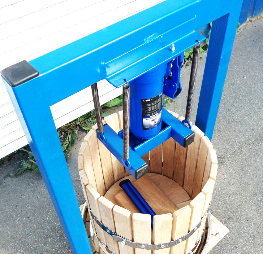 Giắc đã chuyển đổi được bắt vít ngược vào tâm của dầm trên cùng Giắc đã chuyển đổi được bắt vít ngược vào tâm của dầm trên cùng