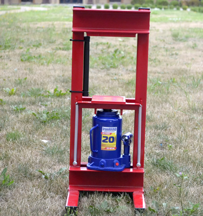 Để duy trì hiệu suất của máy ép, cần theo dõi mức dầu trong xi lanh thủy lực, kiểm tra độ tin cậy của việc bắt chặt các chi tiết và bôi trơn các bộ phận chuyển động Để duy trì hiệu suất của máy ép, cần theo dõi mức dầu trong xi lanh thủy lực, kiểm tra độ tin cậy của việc bắt chặt các chi tiết và bôi trơn các bộ phận chuyển động