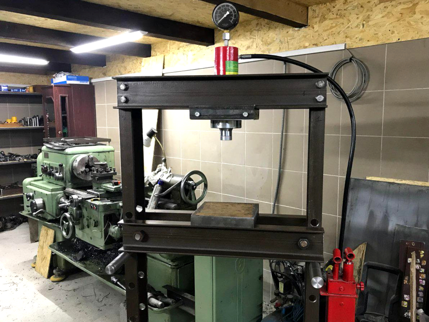 Một ống áp suất cao được sử dụng để kết nối trạm dầu với xi lanh thủy lực Một ống áp suất cao được sử dụng để kết nối trạm dầu với xi lanh thủy lực