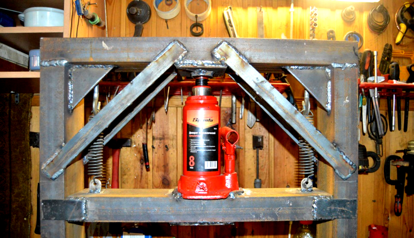 Chiều cao của thanh chống bên phải tương ứng với tổng chiều dày của phôi, chiều cao của bản thân kích và chiều dài của thanh của nó Chiều cao của thanh chống bên phải tương ứng với tổng chiều dày của phôi, chiều cao của bản thân kích và chiều dài của thanh của nó