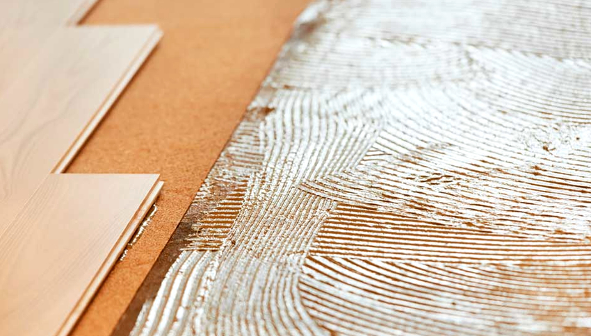 Fordelene ved en korkunderlag er: holdbarhed, varme- og lydisolering, brandsikkerhed Fordelene ved en korkunderlag er: holdbarhed, varme- og lydisolering, brandsikkerhed