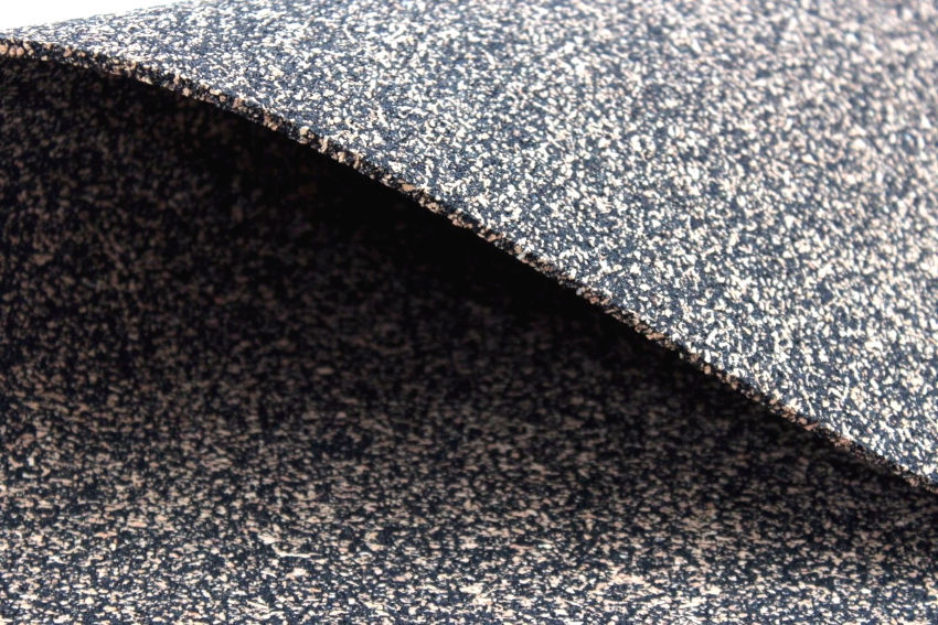 Korkgummibagside er lavet af kunstig gummi og knust kork Korkgummibagside er lavet af kunstig gummi og knust kork