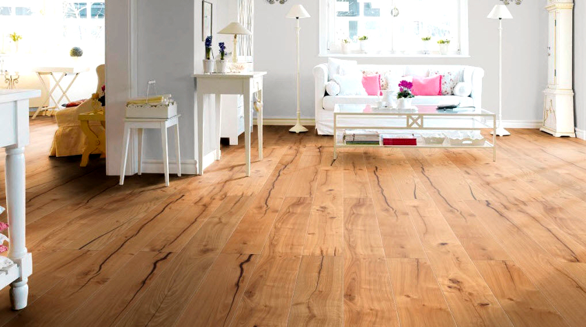 Laminat, der er lagt med et solidt ark, ser sundt og æstetisk ud Laminat, der er lagt med et solidt ark, ser sundt og æstetisk ud