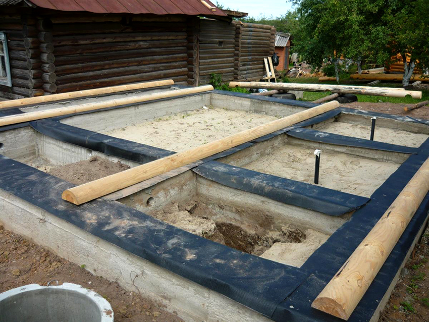 Когато основата на банята е готова, те започват да полагат долната корона Когато основата на банята е готова, те започват да полагат долната корона