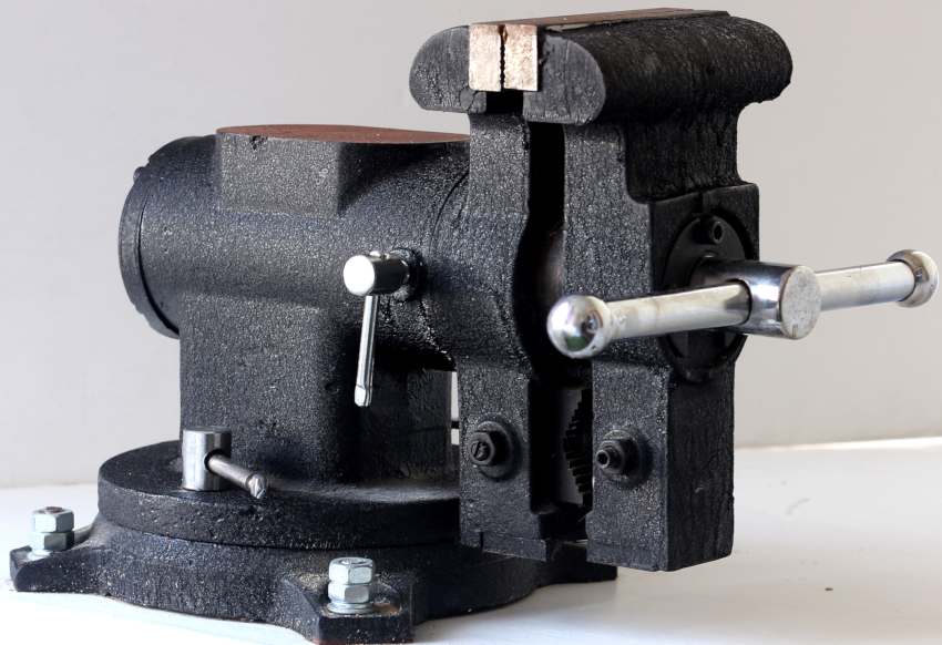 Ruuvipuristin koostuu lyijyruuvista, alustasta ja ruuvikiinnitetystä leukasta Ruuvipuristin koostuu lyijyruuvista, alustasta ja ruuvikiinnitetystä leukasta