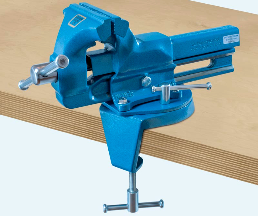 Lukkoseppä on suunniteltu kiinnitettäväksi kiinteästi työpöydälle tai pöydälle erityisellä pultilla Lukkoseppä on suunniteltu kiinnitettäväksi kiinteästi työpöydälle tai pöydälle erityisellä pultilla