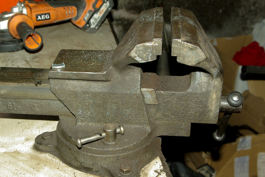 Koneen varsi tarjoaa vahvan pidon, mikä on erittäin tärkeää metalliosia käsiteltäessä Koneen varsi tarjoaa vahvan pidon, mikä on erittäin tärkeää metalliosia käsiteltäessä