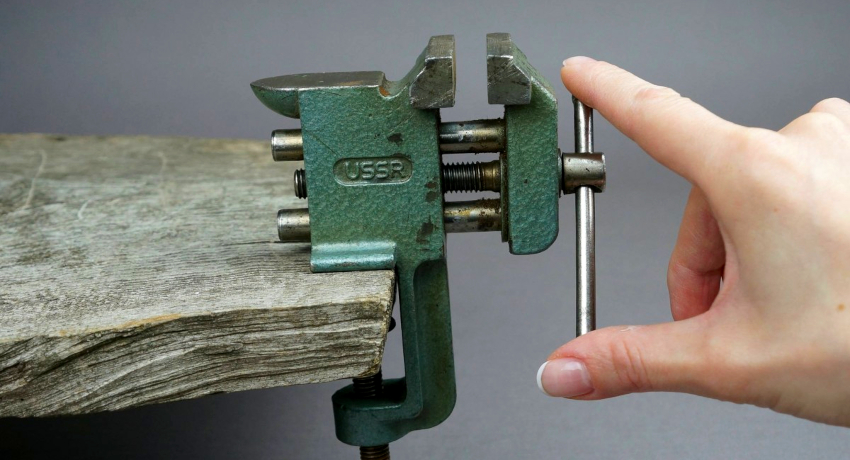 Korvakkeen kiinnitys tukeen voi olla paikallaan, kiinnittimessä ja imukuppien avulla Korvakkeen kiinnitys tukeen voi olla paikallaan, kiinnittimessä ja imukuppien avulla