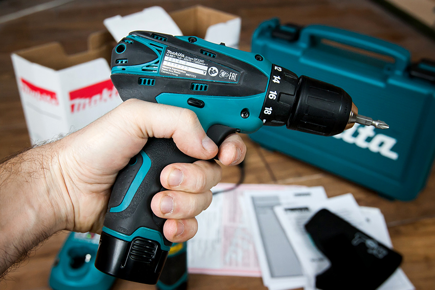 Você pode ajustar a furadeira / driver quando o dispositivo está desligado Você pode ajustar a furadeira / driver quando o dispositivo está desligado