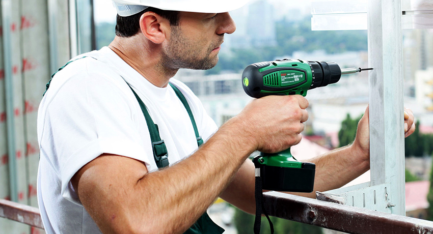 Furadeira / chave sem fio é um dispositivo conveniente e versátil Furadeira sem fio: uma maneira rápida de proteger todas as conexões