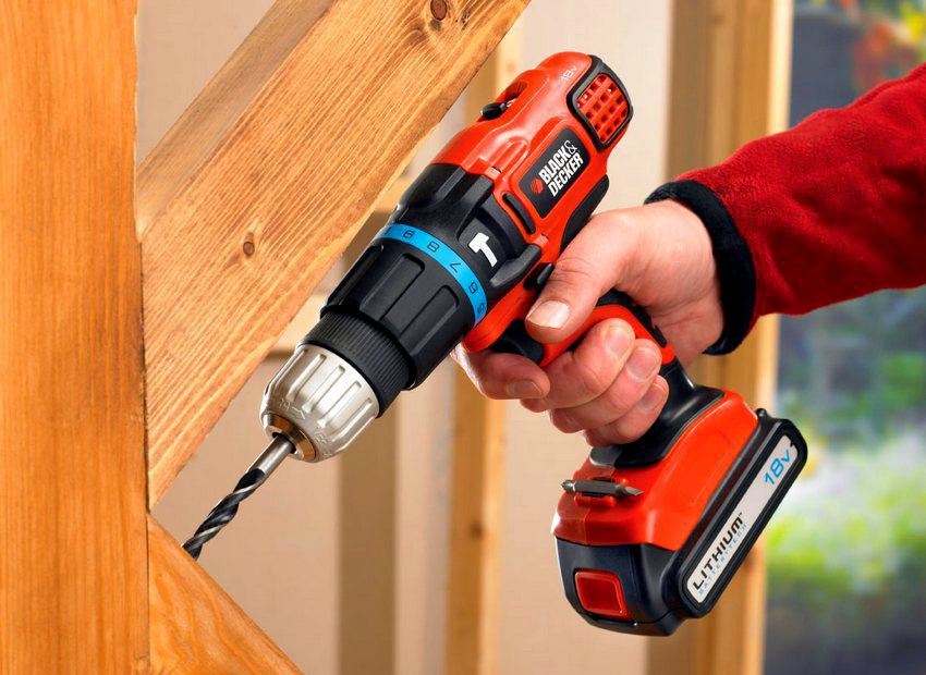 Chaves de perfuração com motor de escova são diferenciadas por um maior nível de ruído Chaves de perfuração com motor de escova são diferenciadas por um maior nível de ruído