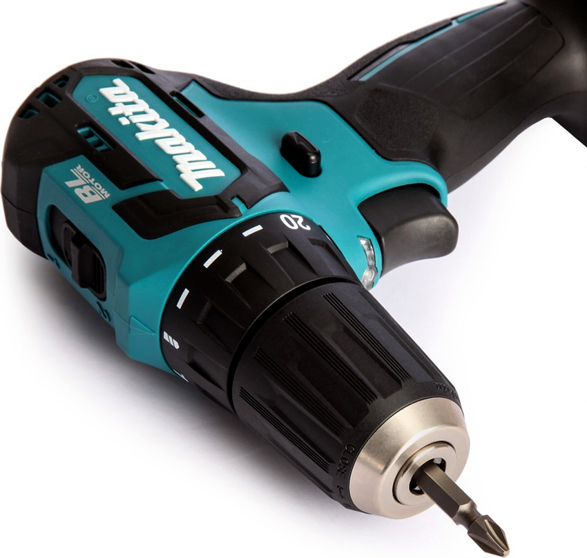 Os drivers de perfuração são divididos em dois grupos - profissionais e para uso doméstico. Os drivers de perfuração são divididos em dois grupos - profissionais e para uso doméstico.