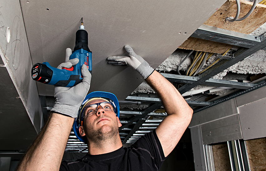 Muitas brocas são equipadas com baterias substituíveis. Muitas brocas são equipadas com baterias substituíveis.