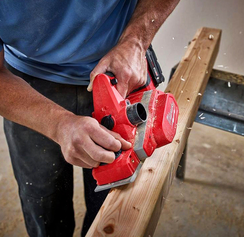 Необходимо е да се подготвят всички части на стълбата и внимателно да се смила Необходимо е да се подготвят всички части на стълбата и внимателно да се смила