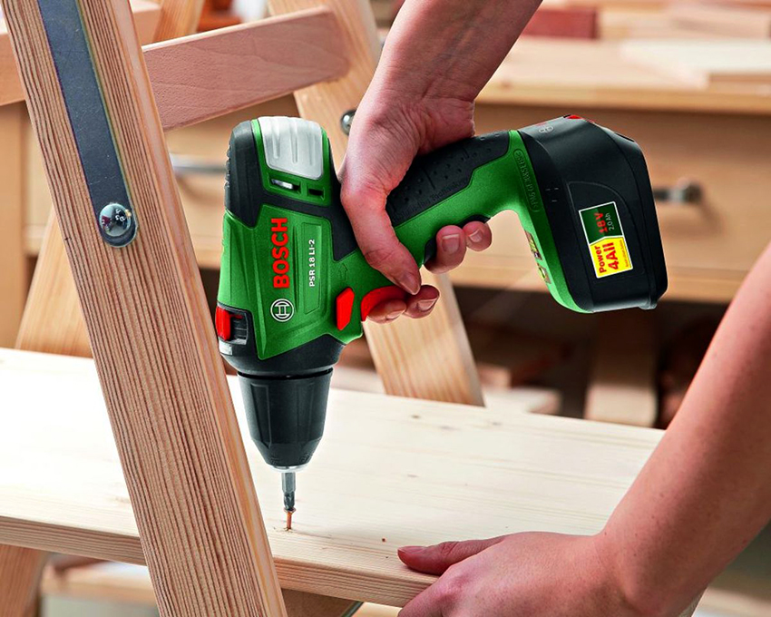 Препоръчително е да свържете детайлите на бъдещата стълба с помощта на самонарезни винтове и отвертка Препоръчително е да свържете детайлите на бъдещата стълба с помощта на самонарезни винтове и отвертка