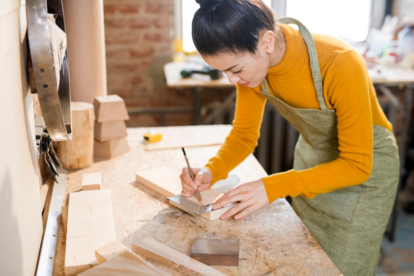 Важна стъпка в производството на стълба е маркирането на части Важна стъпка в производството на стълба е маркирането на части