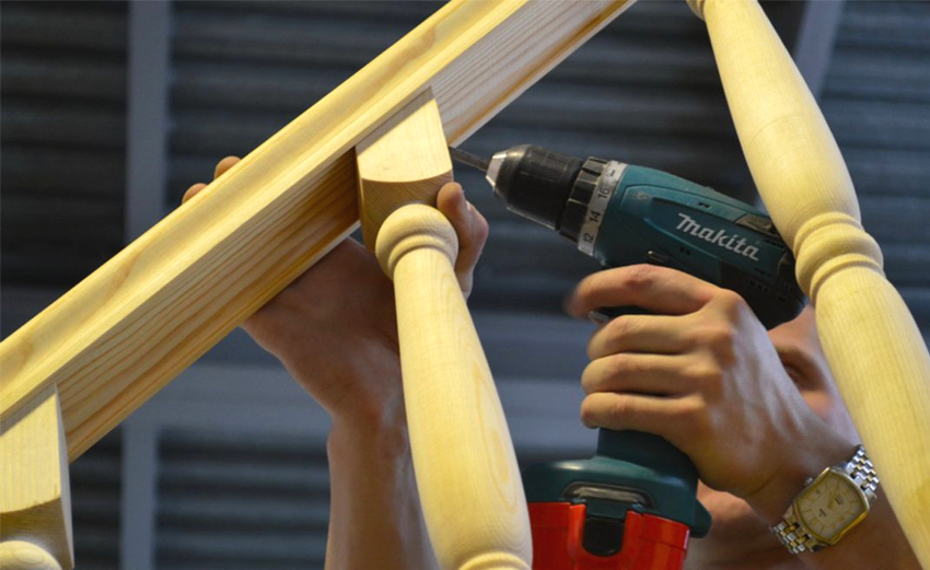 Você pode conectar corrimãos para escadas feitas de madeira com balaústres usando parafusos auto-roscantes Você pode conectar corrimãos para escadas feitas de madeira com balaústres usando parafusos auto-roscantes