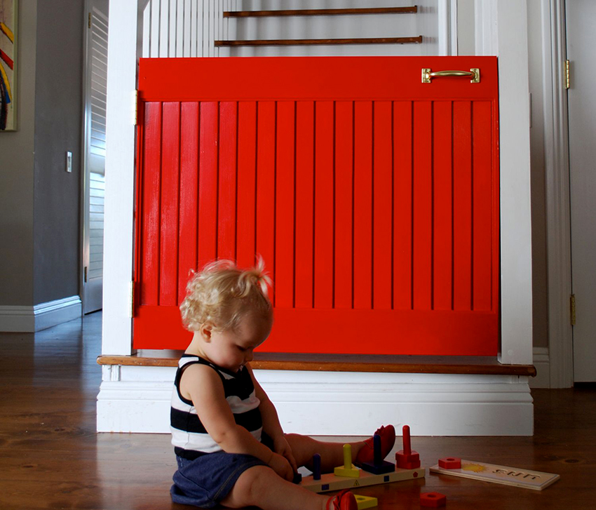 รั้วจากเด็กถึงบันไดสามารถทำจากประตูที่ไม่จำเป็น รั้วจากเด็กถึงบันไดสามารถทำจากประตูที่ไม่จำเป็น