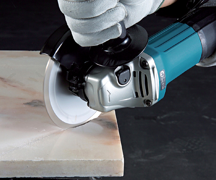 Amb un disc de formigó, podeu tallar costures d’asfalt, formigó i pedra Amb un disc de formigó, podeu tallar costures d’asfalt, formigó i pedra