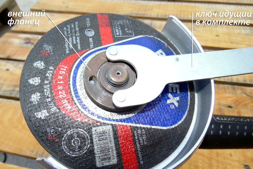 Els passadors de la clau especial s’han d’inserir als forats de la brida de subjecció i girar-los a l’esquerra Els passadors de la clau especial s’han d’inserir als forats de la brida de subjecció i girar-los a l’esquerra