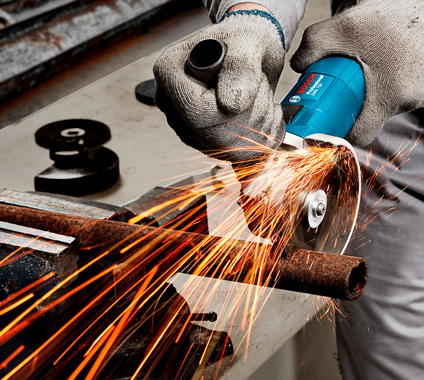 El disc més popular per a una trituradora es considera un tall El disc més popular per a una trituradora es considera un tall