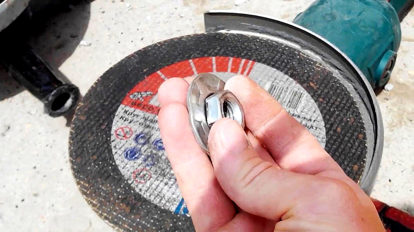 Per evitar embussos de la brida de pressió, heu d’utilitzar una femella especial Per evitar embussos a la brida de pressió, heu d’utilitzar una femella especial