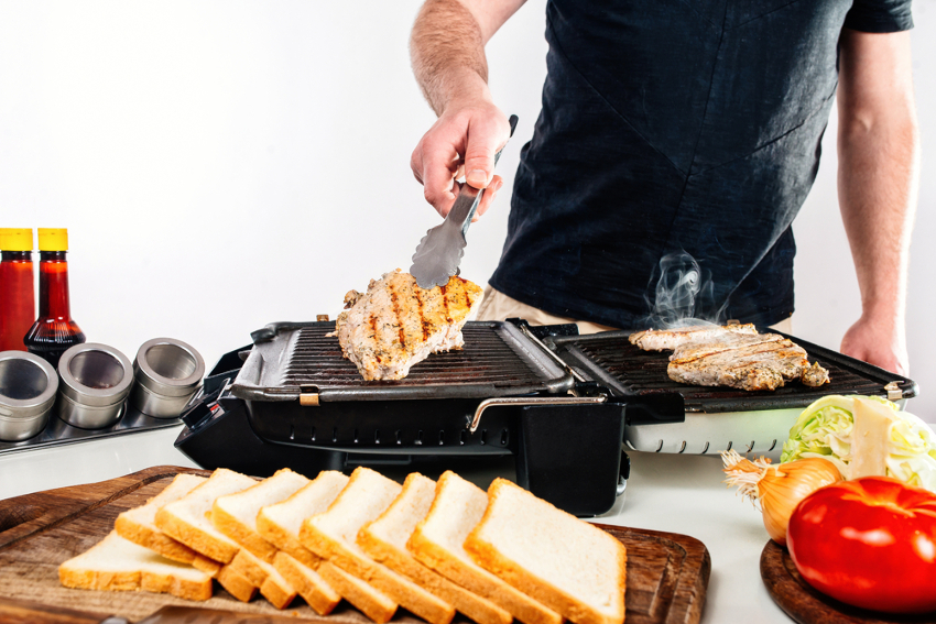 Tant els elements calefactors com les làmpades de quars s’utilitzen com a elements calefactors a les graelles elèctriques. Tant els elements calefactors com les làmpades de quars s’utilitzen com a elements calefactors a les graelles elèctriques.