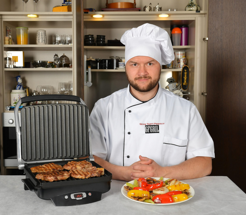 La graella elèctrica GFgrill GF-100 és petita, s’escalfa ràpidament i està equipada amb un revestiment antiadherent La graella elèctrica GFgrill GF-100 és petita, s’escalfa ràpidament i està equipada amb un revestiment antiadherent