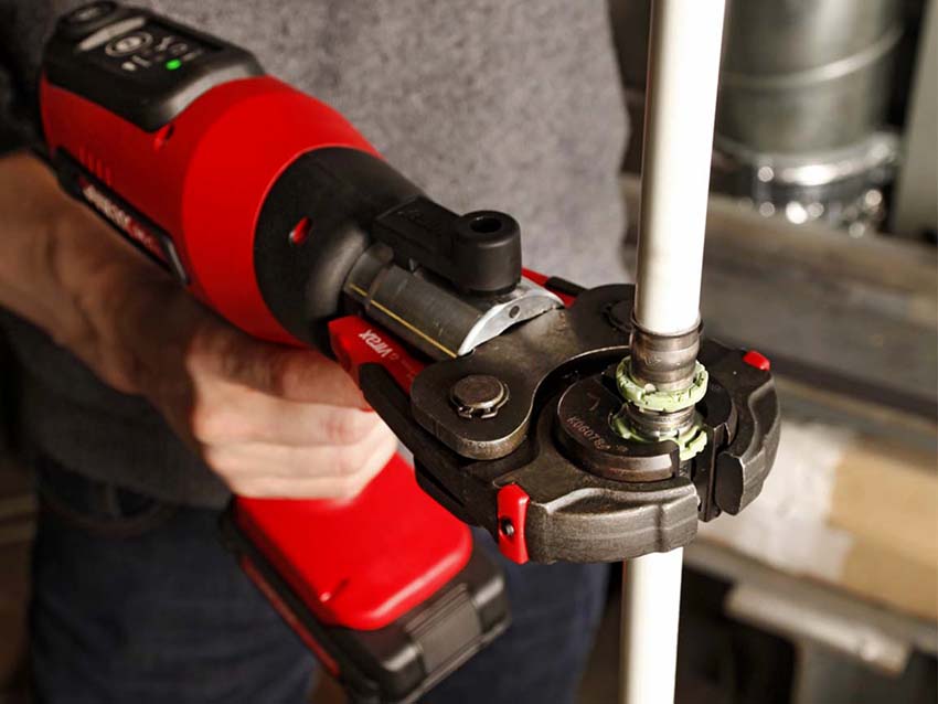 Specielle presstænger bruges til at fastgøre kompressionsbeslaget Specielle presstænger bruges til at fastgøre kompressionsbeslaget