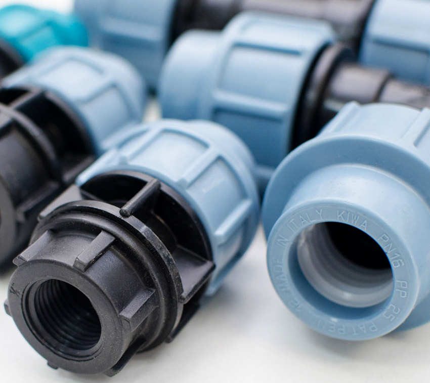 Fittings bruges til at forbinde rør lavet af forskellige materialer Fittings bruges til at forbinde rør lavet af forskellige materialer