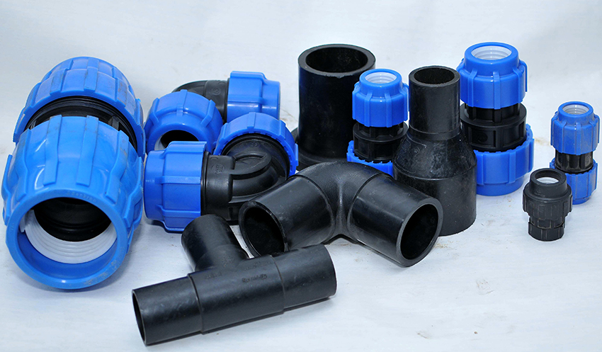 Na pripojenie HDPE rúrok sa používajú adaptéry, ohyby, kríže, T-kusy, svorky, príruby Na pripojenie HDPE rúrok sa používajú adaptéry, ohyby, kríže, T-kusy, svorky, príruby