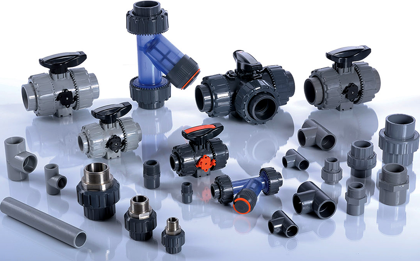 Potrubné tvarovky z PVC sa používajú na vonkajšie aj vnútorné spojenia Potrubné tvarovky z PVC sa používajú na vonkajšie aj vnútorné spojenia