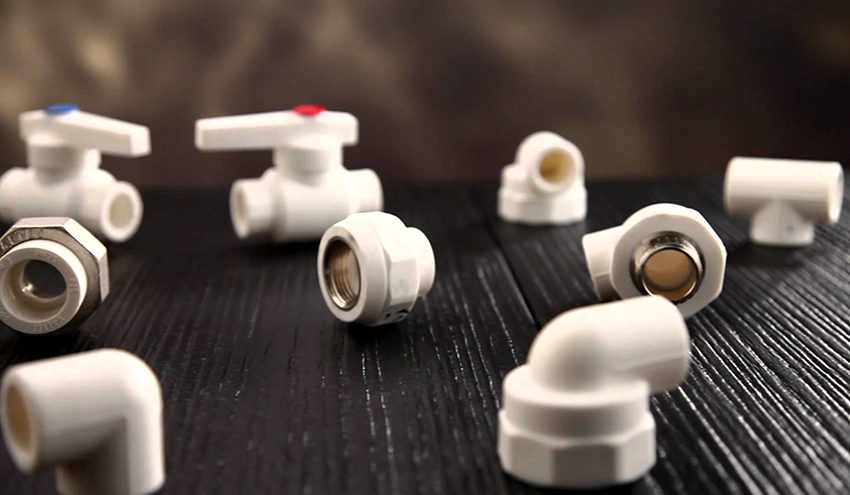 Na pripojenie polypropylénových rúrok sa používajú rôzne typy tvaroviek Na pripojenie polypropylénových rúrok sa používajú rôzne typy tvaroviek