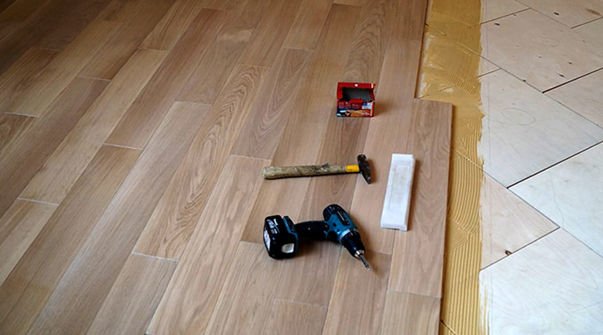 Festing av brettet utføres med lim Festing av brettet utføres med lim