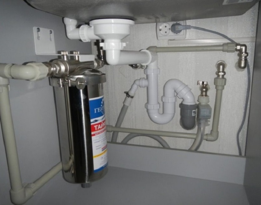 Jeśli brakuje miejsca na podłączenie maszyny, układanie odbywa się wewnątrz szafy Jeśli brakuje miejsca na podłączenie maszyny, układanie odbywa się wewnątrz szafy