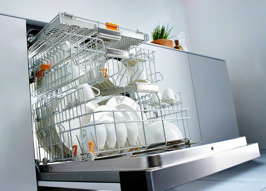 Najlepiej unikać stosowania przedłużaczy podczas pracy maszyny, ponieważ mogą one nie wytrzymać dużej mocy urządzenia. Najlepiej unikać stosowania przedłużaczy podczas pracy maszyny, ponieważ mogą one nie wytrzymać dużej mocy urządzenia.