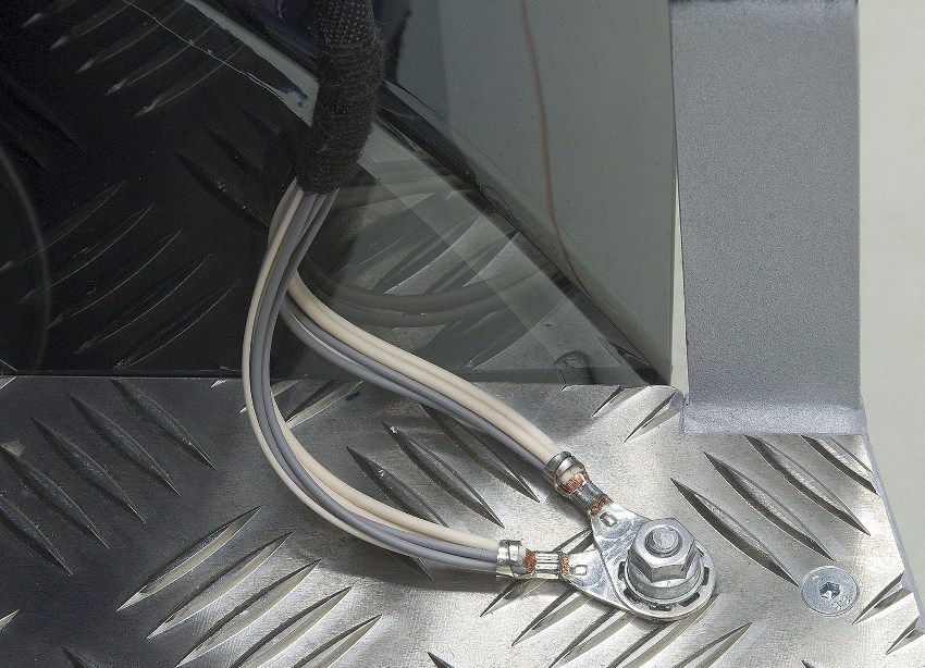 Zmywarka wymaga obowiązkowego uziemienia Zmywarka wymaga obowiązkowego uziemienia