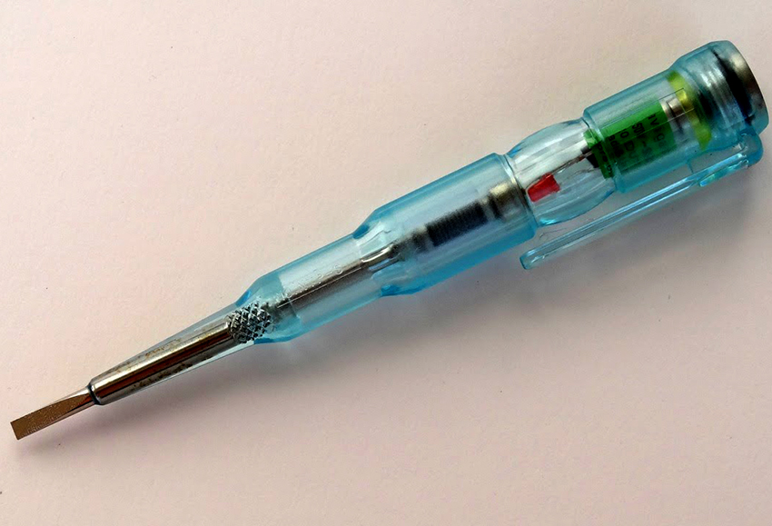 A csengő telepítésének folyamán szükség lesz egy mutatócsavarhúzóra A csengő telepítésének folyamán szükség lesz egy mutatócsavarhúzóra