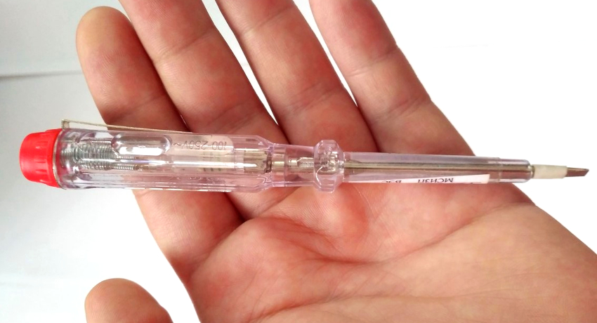 Để tránh bị điện giật, không đặt tay bên dưới tay cầm của tuốc nơ vít. Để tránh bị điện giật, không đặt tay bên dưới tay cầm của tuốc nơ vít.