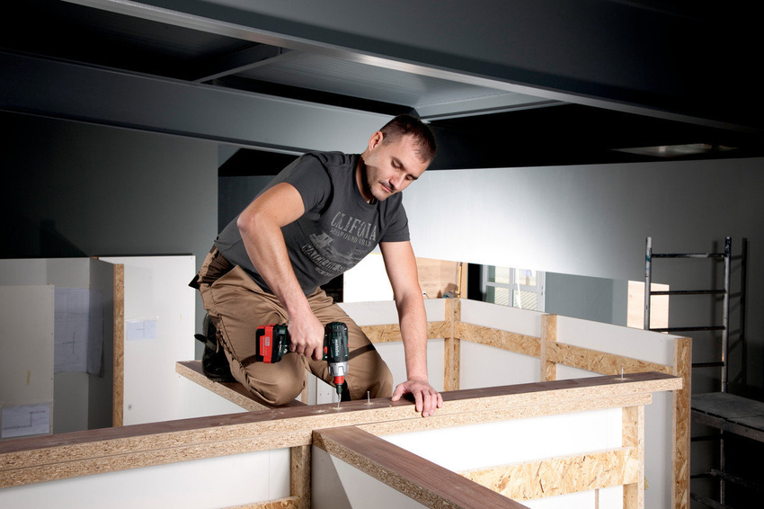 As chaves de fenda são principais, sem fio e combinadas As chaves de fenda são principais, sem fio e combinadas