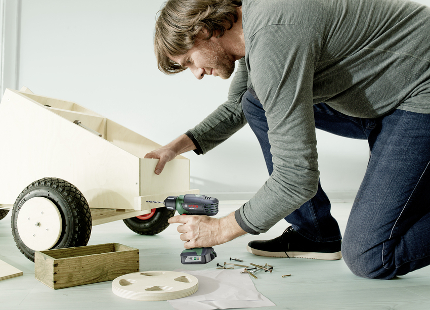 Ao escolher uma chave de fenda para casa, é dada preferência a dispositivos de bateria compactos Ao escolher uma chave de fenda para casa, é dada preferência a dispositivos de bateria compactos