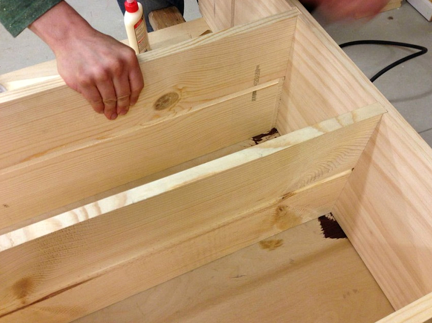 Mesmo um pai que não possui habilidades especiais pode construir uma prateleira para livros e brinquedos com as próprias mãos. Mesmo um pai que não possui habilidades especiais pode construir uma prateleira para livros e brinquedos com as próprias mãos.