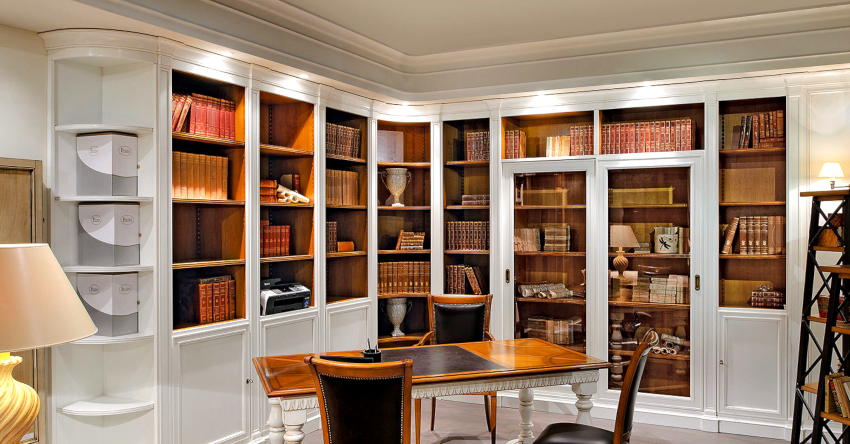 Um armário em forma de L é colocado ao longo de várias paredes, e sua borda é equipada com prateleiras para pequenas coisas Um armário em forma de L é colocado ao longo de várias paredes, e sua borda é equipada com prateleiras para pequenas coisas