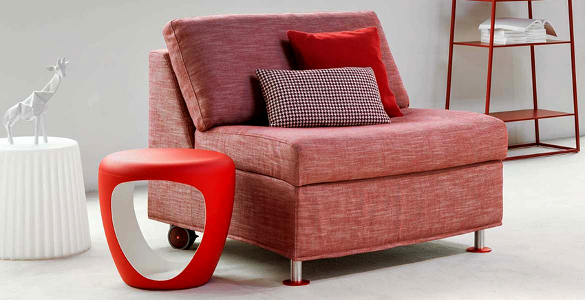 Será mais confortável dormir em uma poltrona sem braços, além disso, parece mais conciso Será mais confortável dormir em uma poltrona sem braços, além disso, parece mais conciso