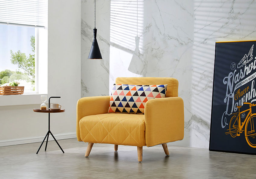 A cadeira dobrável com braços é grande A cadeira dobrável com braços é grande