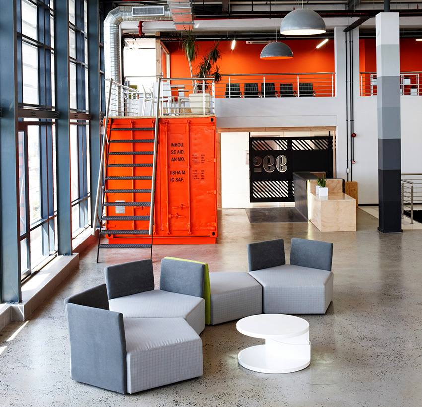 Un modul de canapea neobișnuit se va potrivi perfect într-o sufragerie de la mansardă Un modul de canapea neobișnuit se va potrivi perfect într-o sufragerie de la mansardă