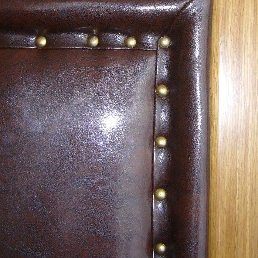 Pour l'esthétique, les espaces entre la feuille et le patch sont fermés avec un rouleau Pour l'esthétique, les espaces entre la feuille et le patch sont fermés avec un rouleau