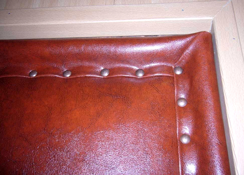 Le rembourrage de la porte battante doit commencer par le haut et en même temps surveiller en permanence le niveau de tension du vantail Le rembourrage de la porte battante doit commencer par le haut et en même temps surveiller en permanence le niveau de tension du vantail